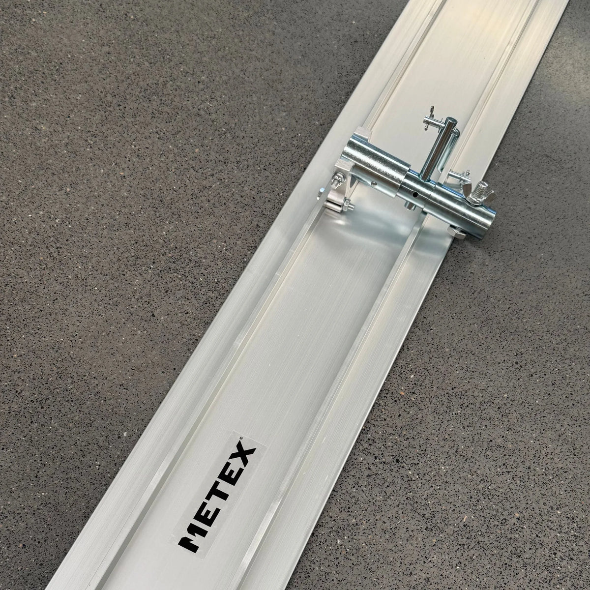 Metex Trade Value aluminium bull float kit with 1200mm blade and handles – view 5