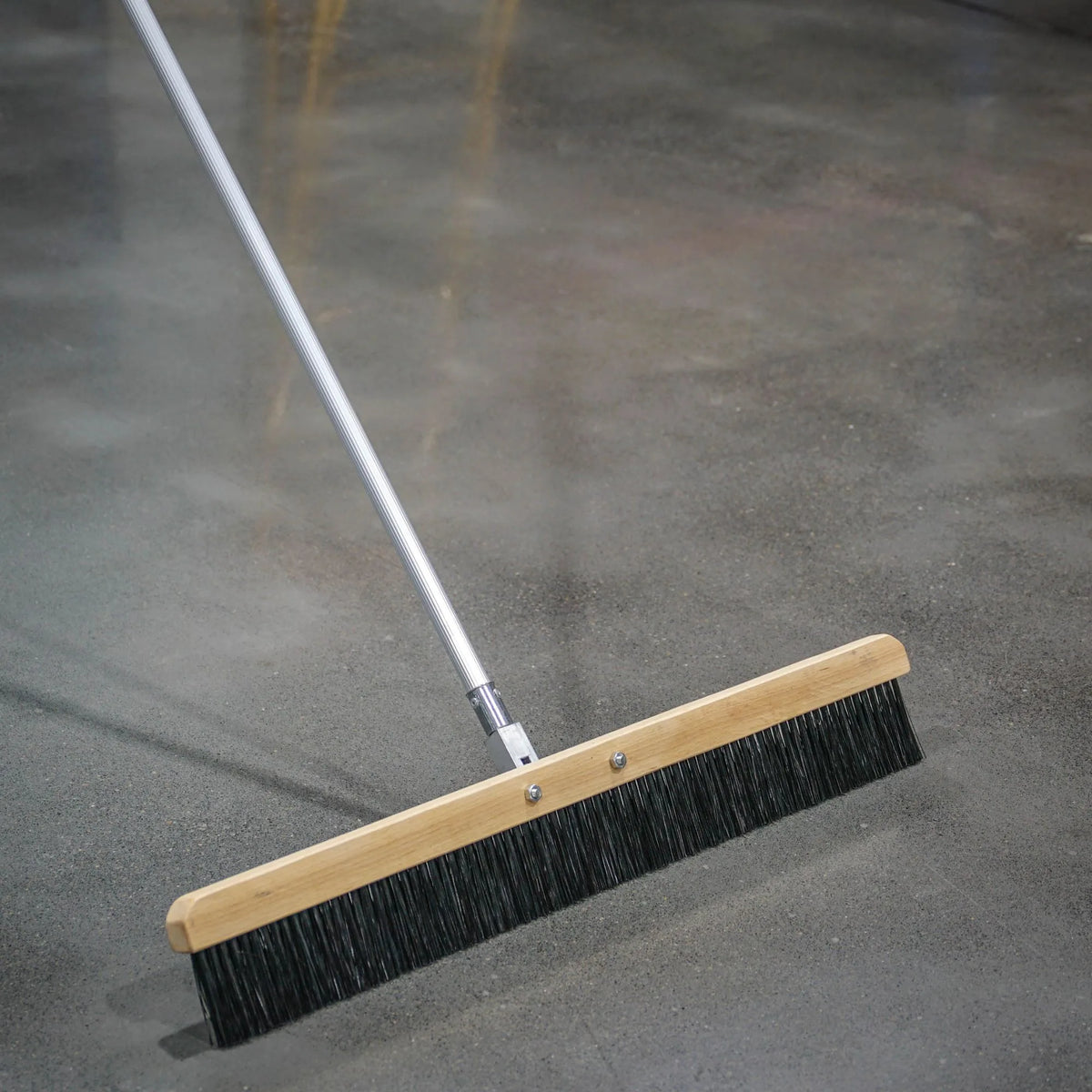 Metex 1000mm concrete broom with aluminium handle – view 5