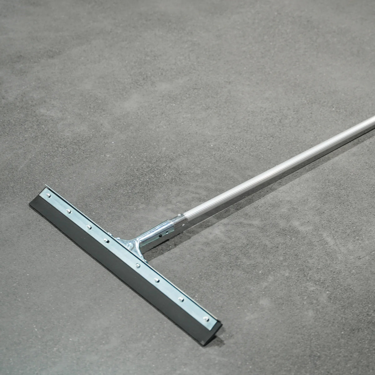 Metex 600mm floor wiper squeegee with rubber blade and aluminium handle – view 2