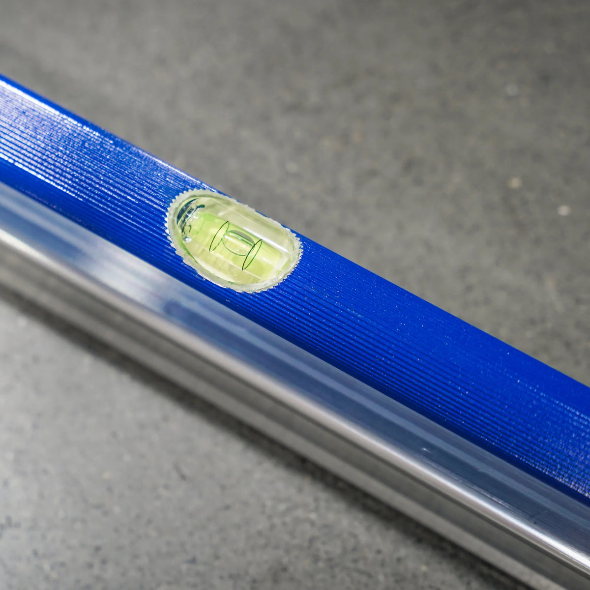 Metex 2000mm aluminium tamper beam screed bar with bubble level – view 3